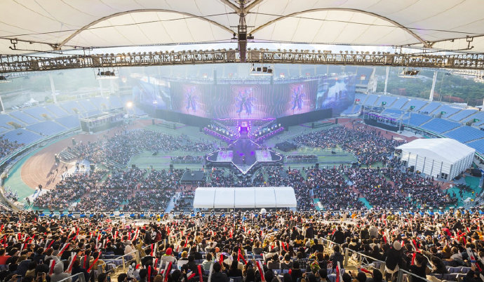 资讯两人往壕沟里一蹲，等着快递员来送货了