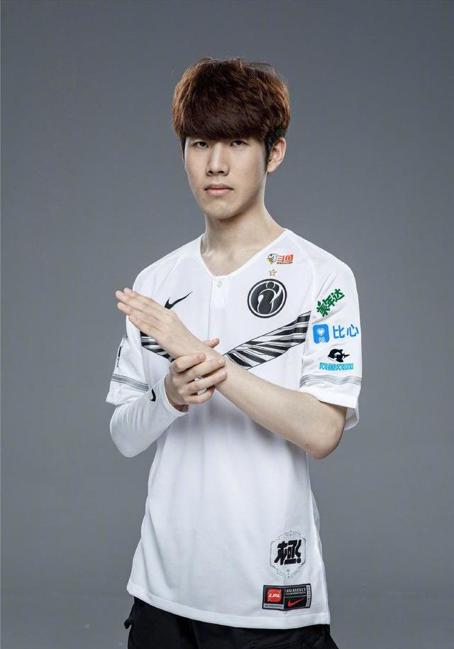 Team WE 3-1战胜OMG，晋级下一轮