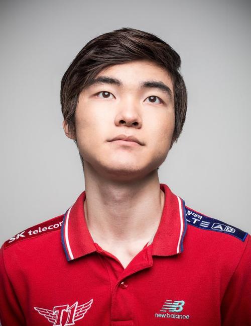 这也行？陌生男子闯入SN基地试图指导选手打游戏