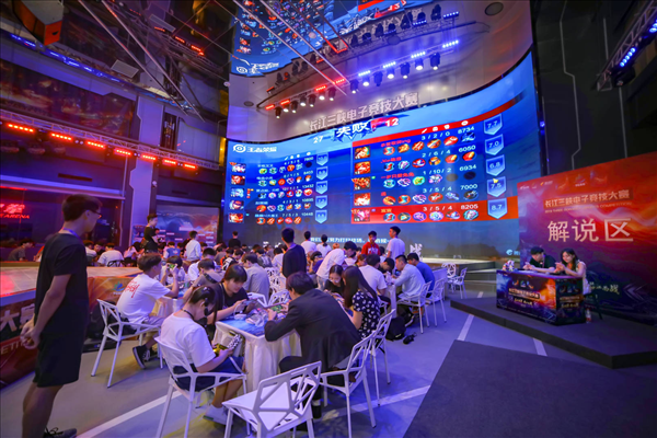 前EDG打野选手Junjia本赛季选择加盟PSG，在到队之后Junjia带领PSG打出一波六连胜，目前PSG也以10胜2负位列联赛榜首！